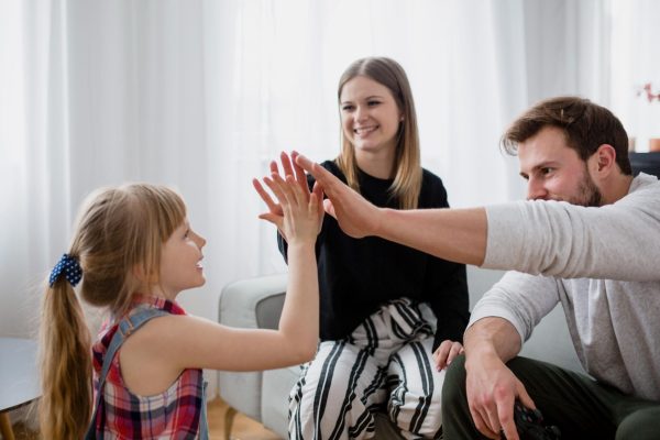 rodzinny-wysoki-fiving-w-salonie
